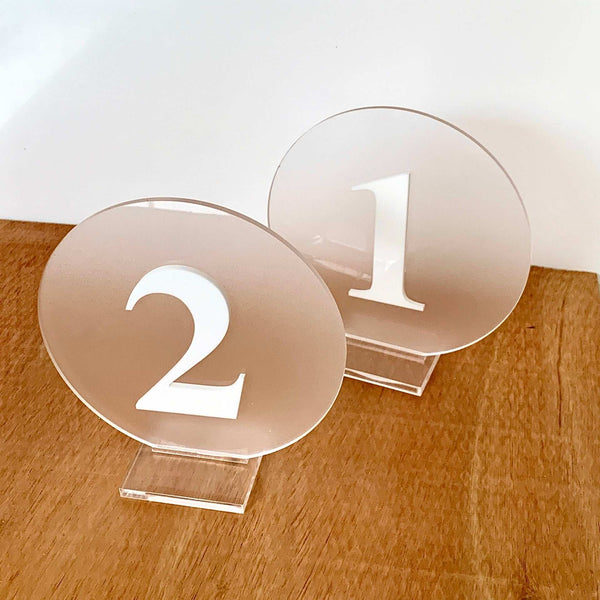 Segnatavoli numerati in plexiglass satinato e numeri in bianco lucido