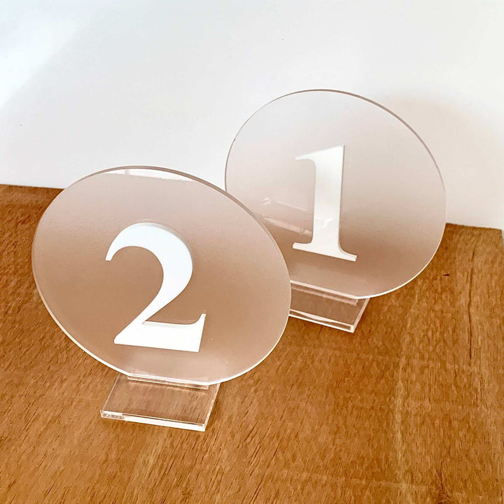 Segnatavoli numerati in plexiglass satinato e numeri in bianco lucido