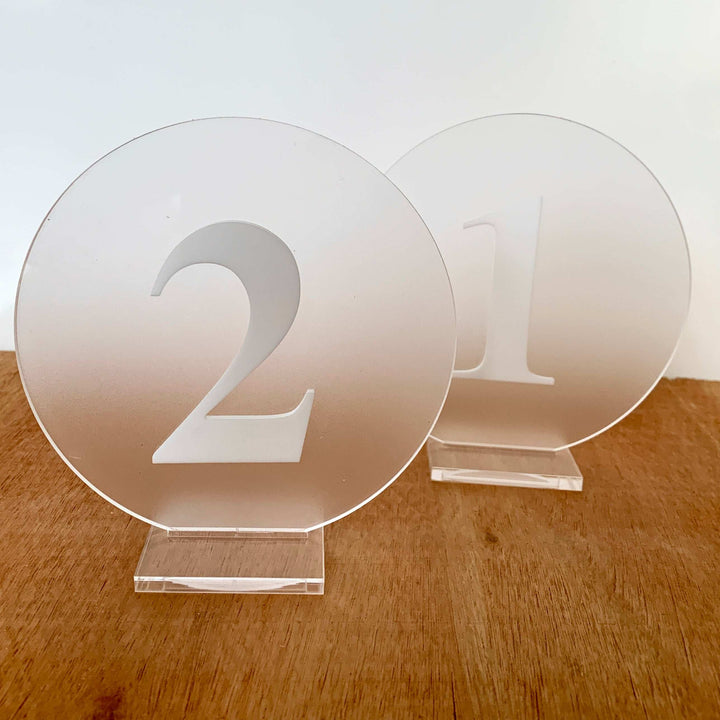 Segnatavoli numerati in plexiglass satinato e numeri in bianco lucido