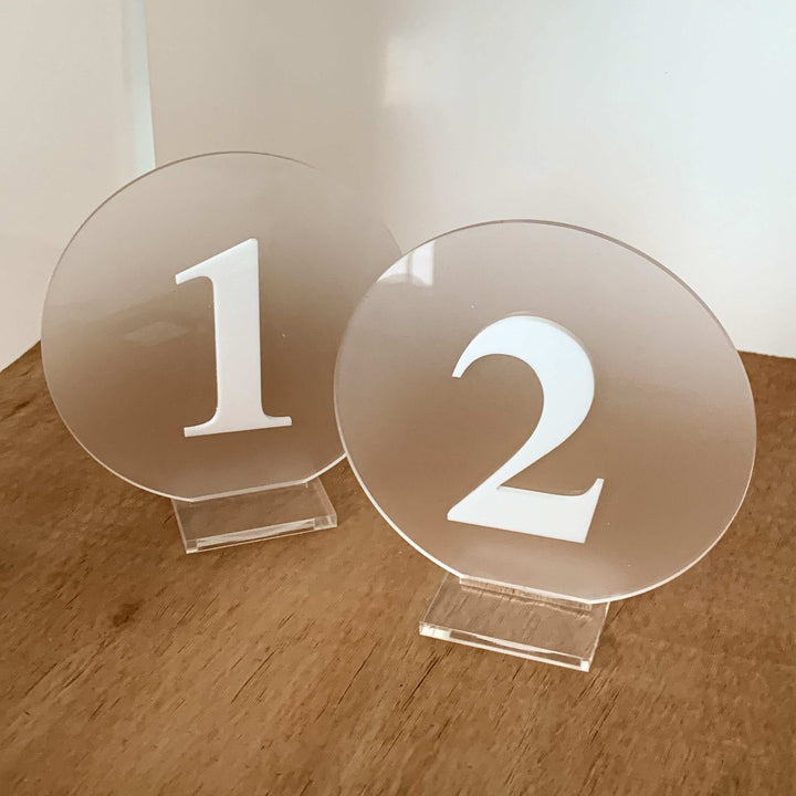 Segnatavoli numerati in plexiglass satinato e numeri in bianco lucido