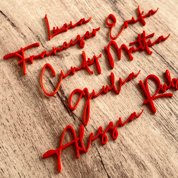 Nomi in plexiglass rosso con font calligrafico - Segnaposti Matrimonio / Laurea