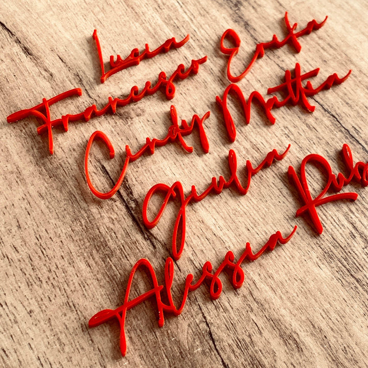 Nomi in plexiglass rosso con font calligrafico - Segnaposti Matrimonio / Laurea