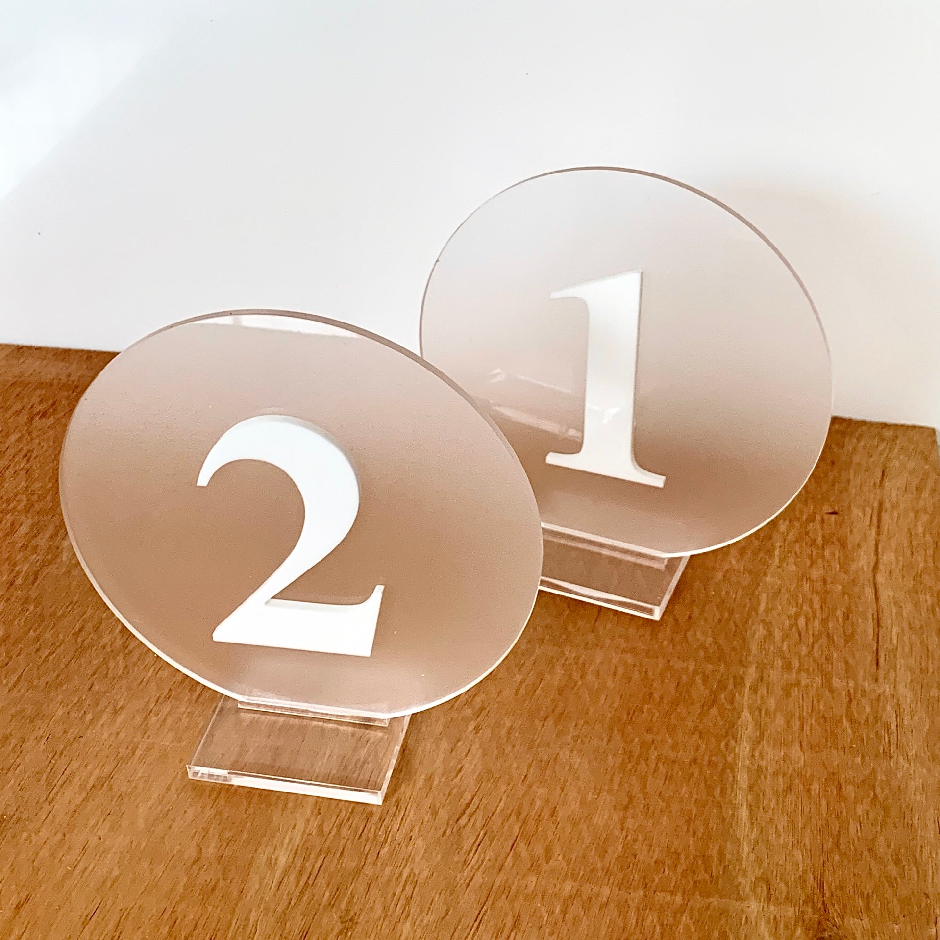 Numbered markers in satin plexiglass and glossy white numbers
