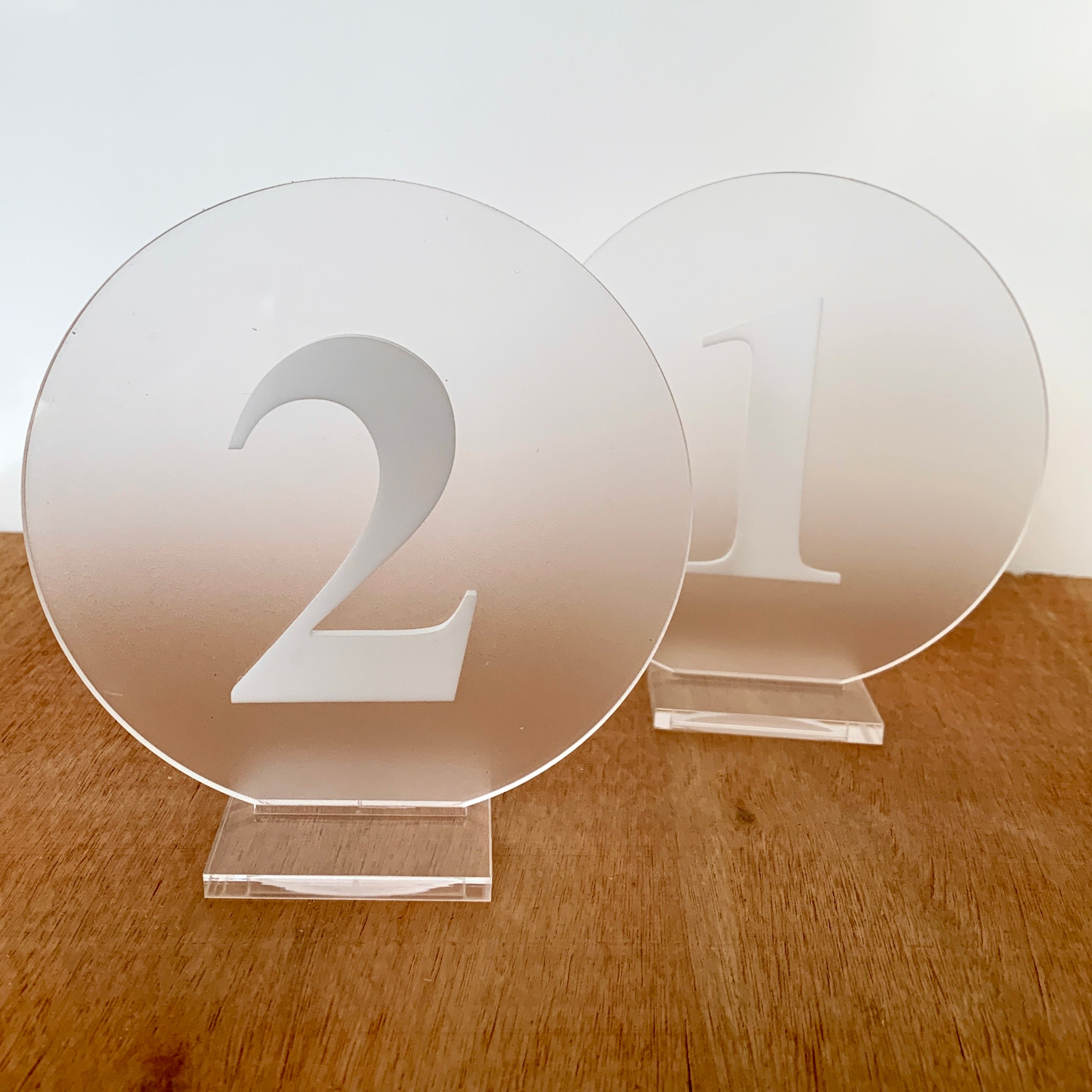 Numbered markers in satin plexiglass and glossy white numbers