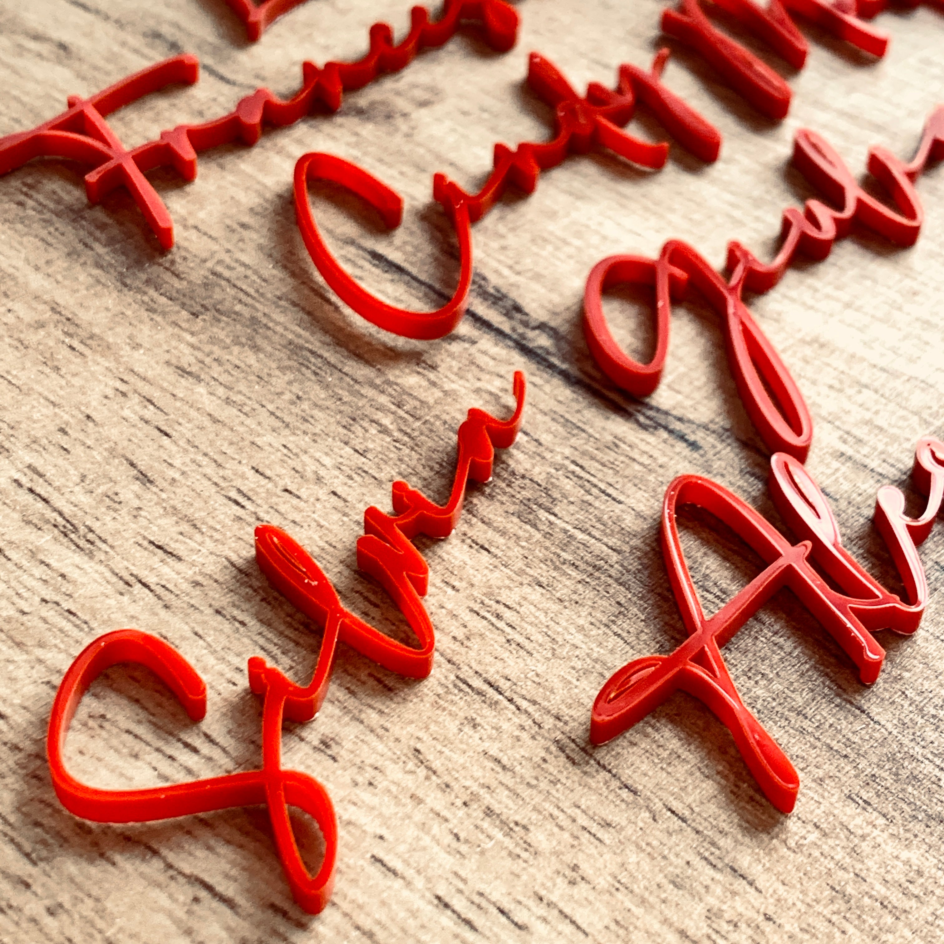 Nomi in plexiglass rosso con font calligrafico - Segnaposti Matrimonio / Laurea