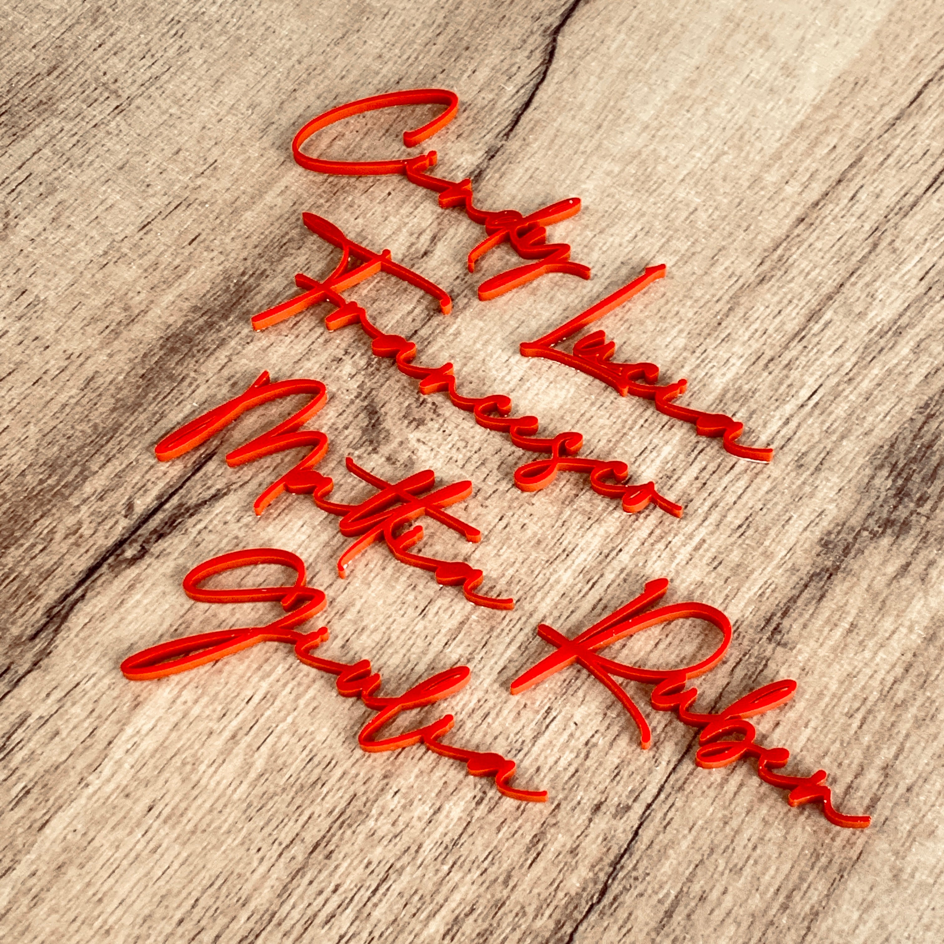 Nomi in plexiglass rosso con font calligrafico - Segnaposti Matrimonio / Laurea