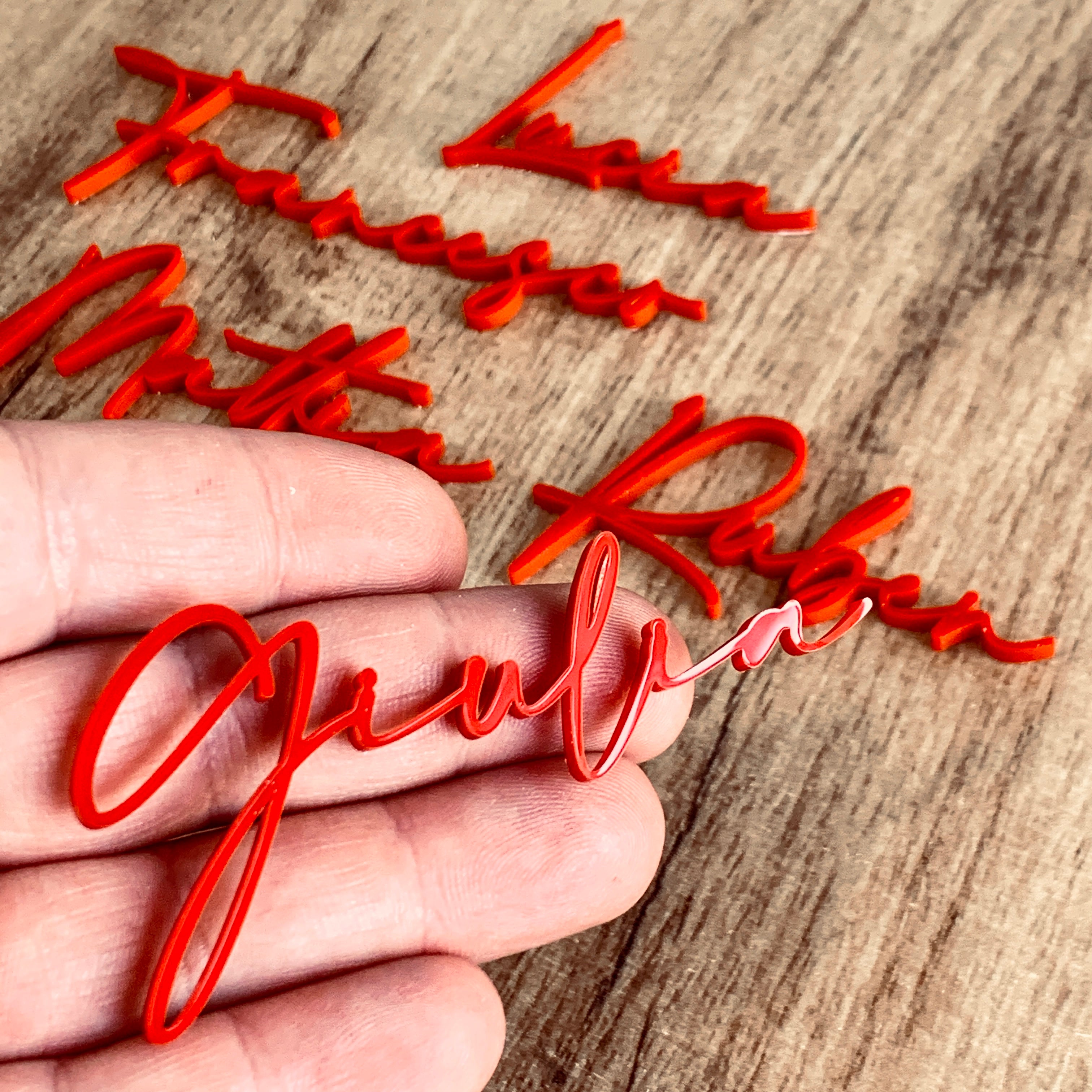 Names in red plexiglass with calligraphic font - Wedding / Graduation place cards