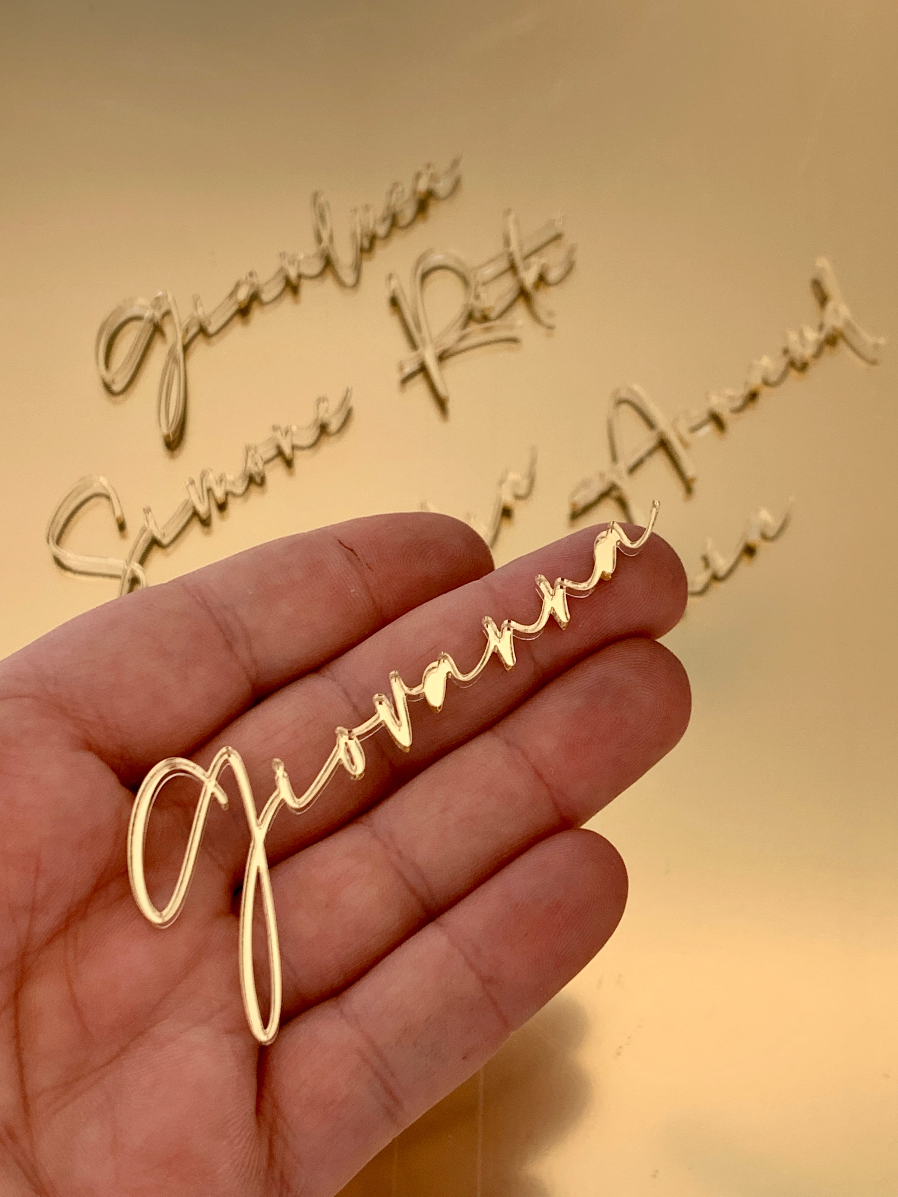 Names in gold plexiglass with calligraphic font - wedding place cards