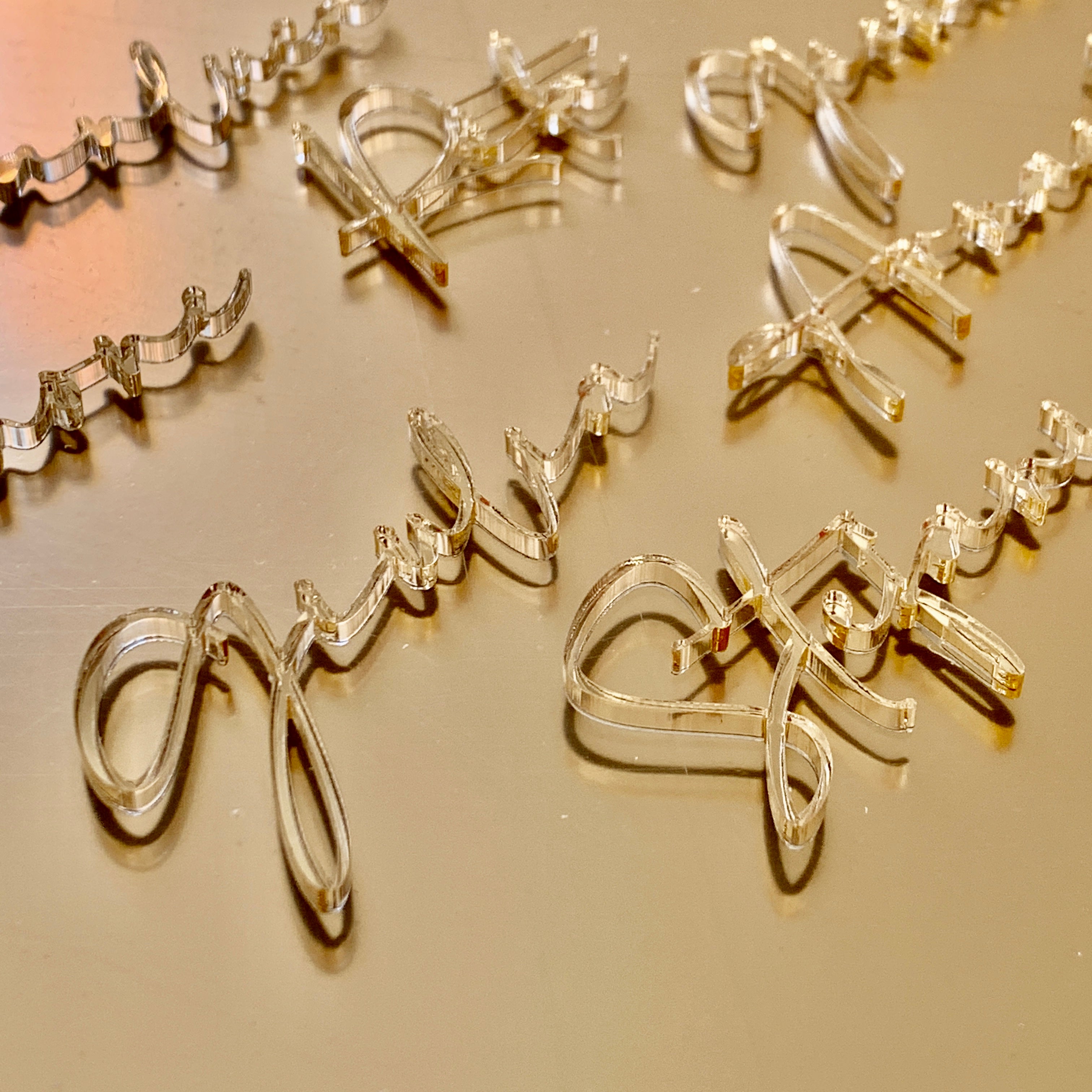 Nomi in plexiglass oro con font calligrafico - segnaposti matrimonio