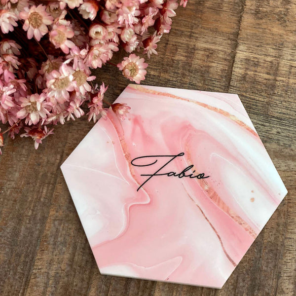 Place cards in white plexiglass with pink marble effect