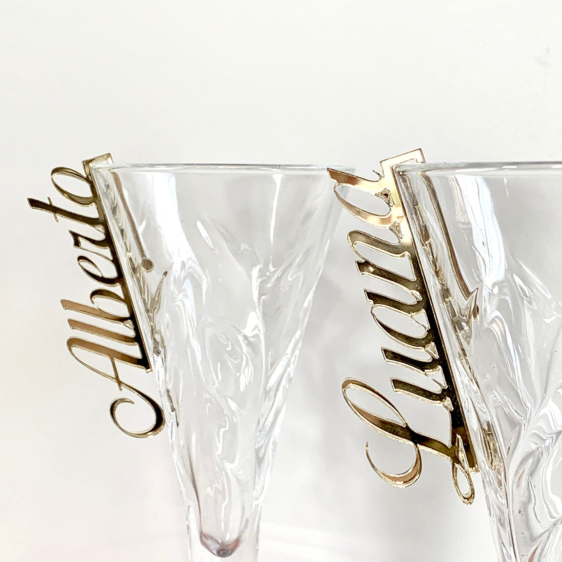 Place cards for wedding glasses / names in gold mirror plexiglass