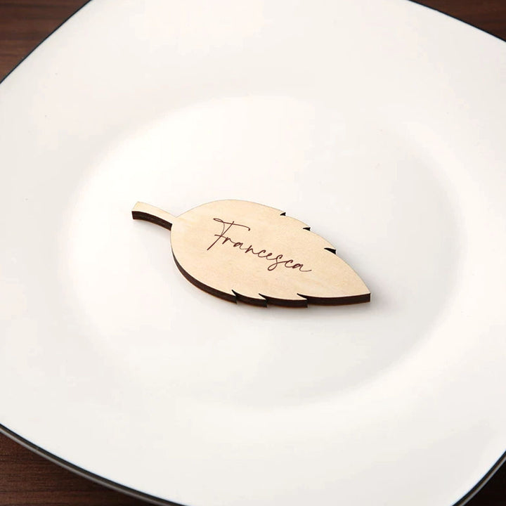 Segnaposto legno a forma di foglia per matrimonio